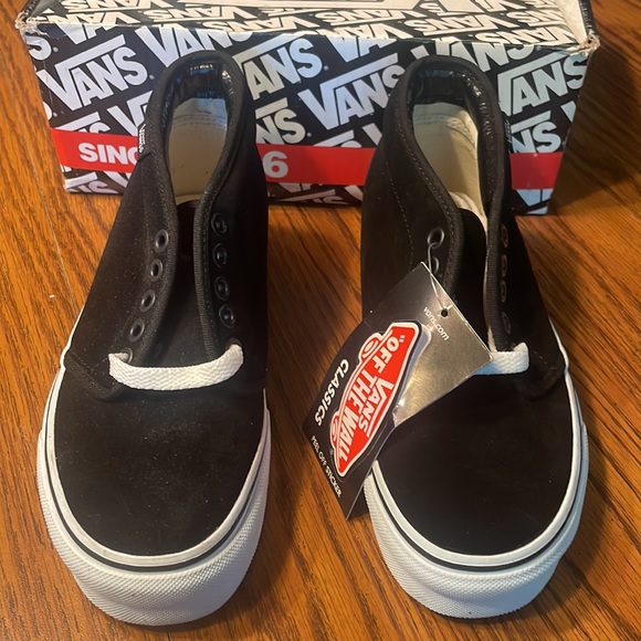 Vans chukka boot shoes in black/white, men’s 4.5, women’s six. New with box. - Picture 2 of 11